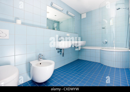 Salle de bains bleu de luxe dans un style contemporain. Banque D'Images