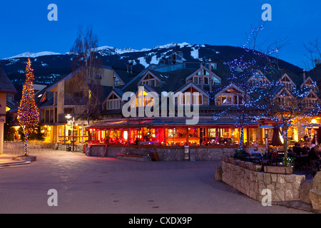 Place du Village, le village de Whistler, au crépuscule, en station de ski de Whistler Blackcomb, Whistler, British Columbia, Canada, Amérique du Nord Banque D'Images