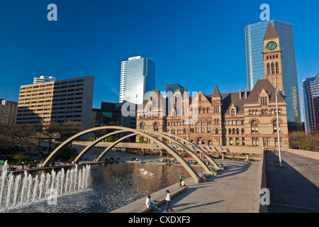 La liberté d'Arches, Nathan Phiilips Square, devant l'Hôtel de ville, Toronto, Ontario, Canada, Amérique du Nord