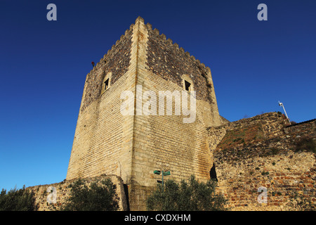 Tour en pierre carré du château du 14ème siècle, construit en 1312 à 1327, à la ville fortifiée de Castelo de Vide, de l'Alentejo, Portugal Banque D'Images