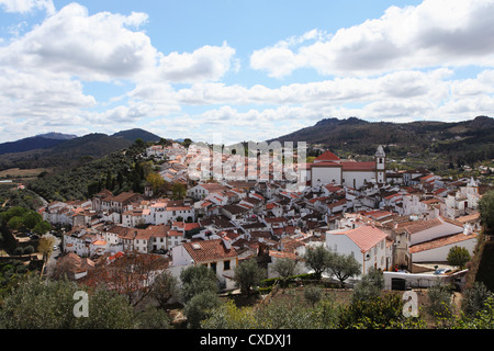 La tuile toits de maisons de la ville fortifiée de Castelo de Vide, de l'Alentejo, Portugal Banque D'Images