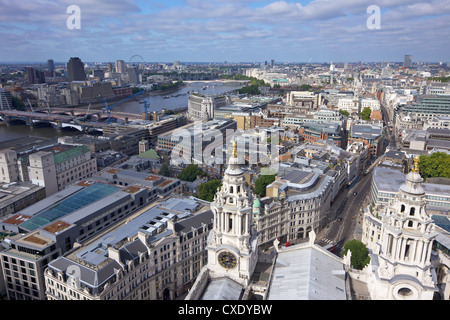 Vue aérienne de Londres prises à partir de la galerie dorée de la Cathédrale St Paul, ville de Londres, Angleterre, Royaume-Uni, Europe Banque D'Images