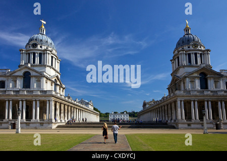 Les visiteurs apprécient le soleil d'été, Old Royal Naval College, construit par Sir Christopher Wren, Greenwich, Londres Banque D'Images
