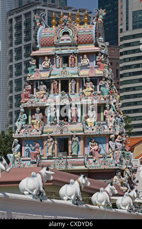 Singapour, Sri Mariamman Temple en face de l'horizon de la Central Business District Banque D'Images