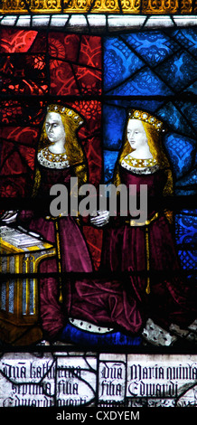 Vitrail médiéval représentant Elizabeth d'York et Cecily, Royal Window, la Cathédrale de Canterbury, Canterbury, Kent Banque D'Images