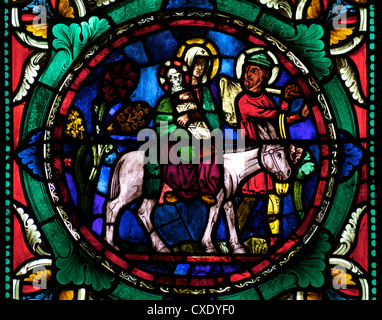 Vitrail médiéval représentant Marie et Joseph, l'enfant Jésus sur un âne, La Cathédrale de Canterbury, Canterbury, Kent Banque D'Images