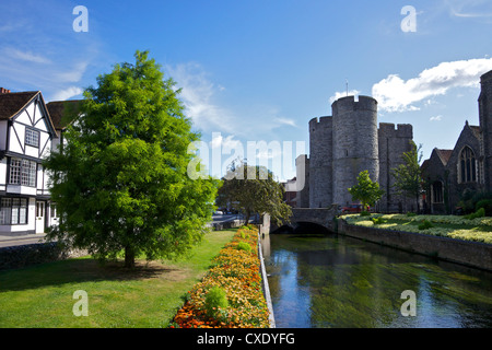 Le Westgate guérite médiévale et des jardins, avec le pont de la rivière Stour, Canterbury, Kent, Angleterre, Royaume-Uni, Europe Banque D'Images