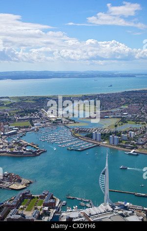 Vue aérienne de la Spinnaker Tower, PORTSMOUTH GUNWHARF QUAYS et, en regardant vers le Solent et l'île de Wight, Hampshire Banque D'Images