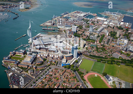 Vue aérienne de la tour Spinnaker et de Gunwharf Quays, Portsmouth, Hampshire, Angleterre, Royaume-Uni, Europe Banque D'Images