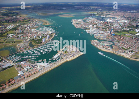 Vue aérienne du port de Portsmouth et le Solent, Hampshire, Angleterre, Royaume-Uni, Europe Banque D'Images