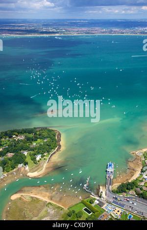 Vue aérienne de yachts dans les courses de la semaine de Cowes sur le Solent, île de Wight, Angleterre, Royaume-Uni, Europe Banque D'Images