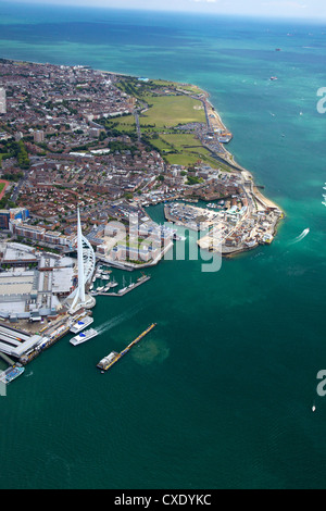 Vue aérienne de la tour Spinnaker et de Gunwharf Quays, Portsmouth, Solent, Hampshire, Angleterre, Royaume-Uni, Europe Banque D'Images