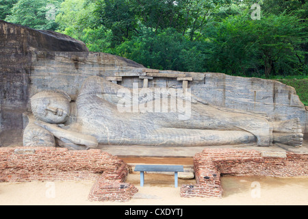 Bouddha couché dans le Nirvana, Gal Vihara Rock Temple, Polonnaruwa, Sri Lanka, Asie Banque D'Images