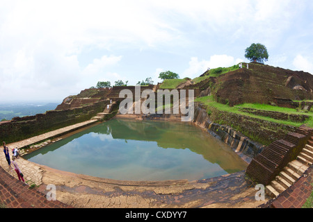 Bassin de baignade royale, le Rocher du Lion de Sigiriya, Forteresse 5ème ANNONCE de siècle, UNESCO World Heritage Site, Sigiriya, Sri Lanka, Asie Banque D'Images