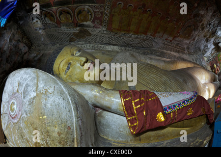 Bouddha couché, Grotte du roi divin, Dambulla Cave Temple, l'UNESCO, Patrimoine Mondial de l'UNESCO, le Sri Lanka, l'Asie Banque D'Images