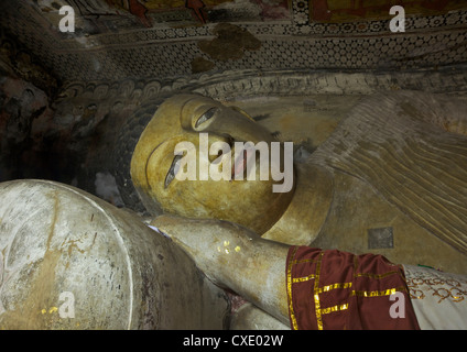 Bouddha couché, Grotte du roi divin, Dambulla Cave Temple, l'UNESCO, Patrimoine Mondial de l'UNESCO, le Sri Lanka, l'Asie Banque D'Images