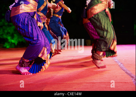 Les femmes, les danseurs de danse traditionnelle indienne festival, Mamallapuram (Mahabalipuram), Tamil Nadu, Inde, Asie Banque D'Images