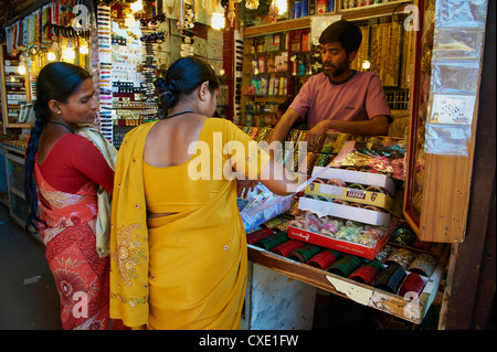 Bracelets et bracelets en vente, Devaraja market, Mysore, Karnataka, Inde, Asie Banque D'Images