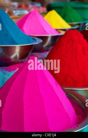 Poudres de couleur à vendre, Devaraja market, Mysore, Karnataka, Inde, Asie Banque D'Images