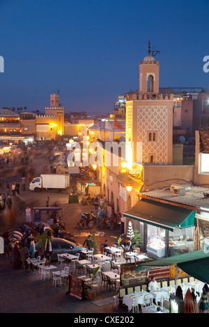 Vue sur la place du marché, au crépuscule, la Place Jemaa El Fna, Marrakech, Maroc, Afrique du Nord, Afrique Banque D'Images