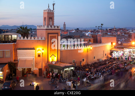 À la tombée de la mosquée, la Place Jemaa El Fna, Marrakech, Maroc, Afrique du Nord, Afrique Banque D'Images