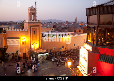 À la tombée de la mosquée, la Place Jemaa El Fna, Marrakech, Maroc, Afrique du Nord, Afrique Banque D'Images