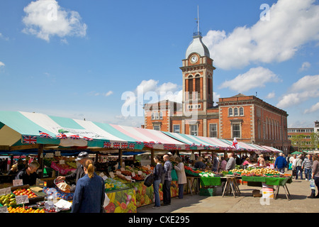 Hall de marché et les étals de marché, Chesterfield, Derbyshire, Angleterre, Royaume-Uni, Europe Banque D'Images