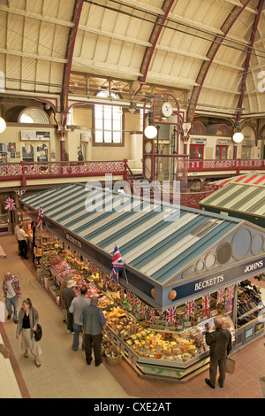 Stands dans le hall du marché, Derby, Derbyshire, Angleterre, Royaume-Uni, Europe Banque D'Images