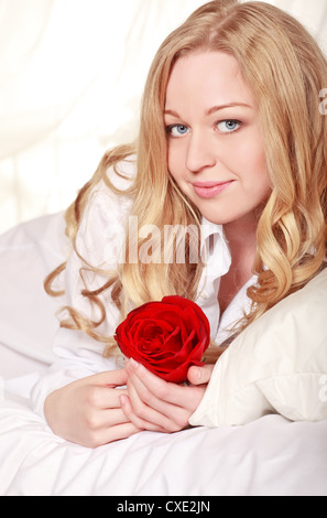 Girl In Bed With Rose Banque D'Images