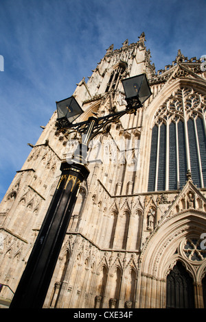 Lampe de rue et à l'Ouest avant de York Minster, York, Yorkshire, Angleterre Banque D'Images