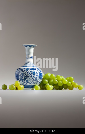 Raisins blancs et chinois en porcelaine bleu et blanc Banque D'Images