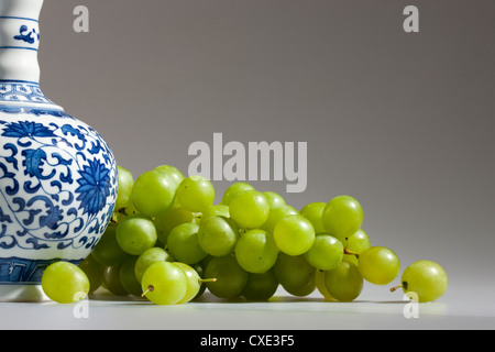 Raisins blancs et chinois en porcelaine bleu et blanc Banque D'Images