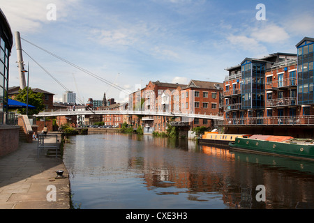 Brewery Wharf et Pont du Centenaire, Leeds, West Yorkshire, Yorkshire, Angleterre, Royaume-Uni, Europe Banque D'Images