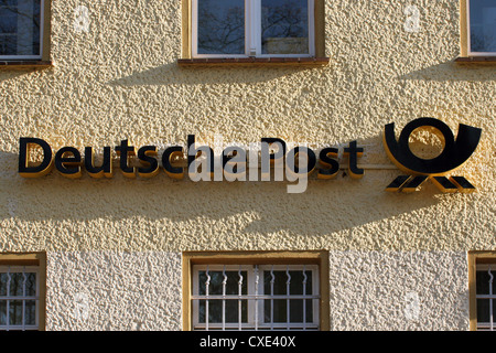 Neuenhagen, logo de la Deutsche Post dans un Haeuserwand Banque D'Images