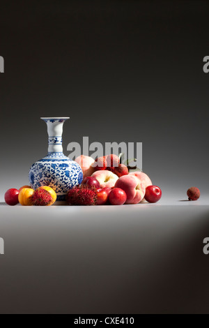 Un tas de fruits et chinois en porcelaine bleu et blanc Banque D'Images