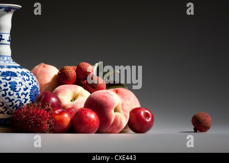 Un tas de fruits et chinois en porcelaine bleu et blanc Banque D'Images