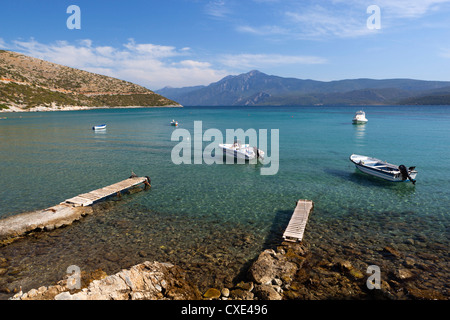 Bateaux en baie, Psili Ammos, Samos, îles de la mer Égée, Grèce Banque D'Images