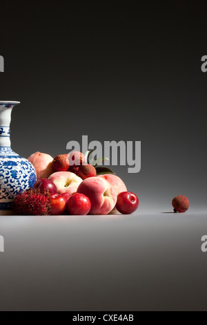 Un tas de fruits et chinois en porcelaine bleu et blanc Banque D'Images