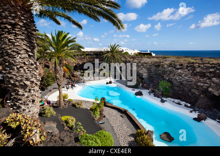 Piscine bleu et blanc, Jameos del Agua, près de Arrieta, Lanzarote, îles Canaries, Espagne Banque D'Images