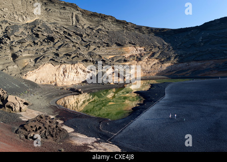 Lagon et falaises de lave, El Golfo, Lanzarote, îles Canaries, Espagne Banque D'Images