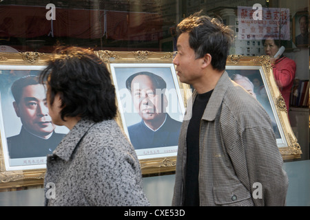 Beijing, une paire de passe devant le portrait de Mao Banque D'Images