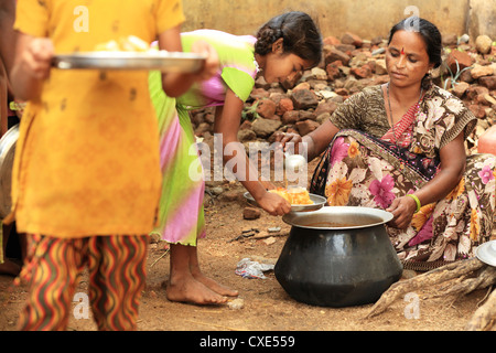 L'école indienne enfant obtenir servi le déjeuner l'Andhra Pradesh en Inde du Sud Banque D'Images