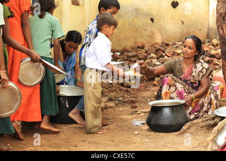 L'école indienne enfant obtenir servi le déjeuner l'Andhra Pradesh en Inde du Sud Banque D'Images