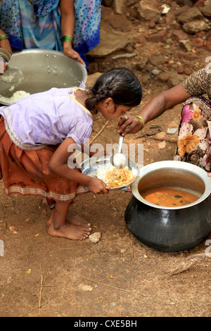 Les enfants de l'école indienne se servi le déjeuner l'Andhra Pradesh en Inde du Sud Banque D'Images