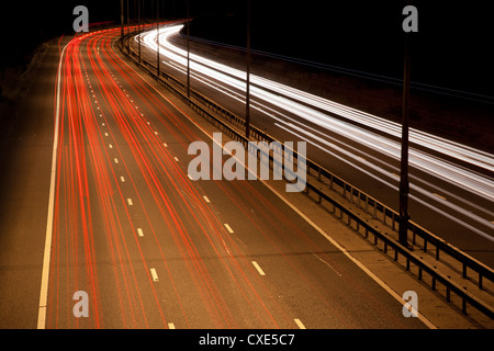 Des sentiers de lumière sur l'autoroute M25 dans la nuit, près de Londres, Angleterre, Royaume-Uni, Europe.