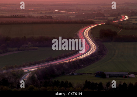 Le téléobjectif vue aérienne de sentiers de lumière au crépuscule sur l'autoroute M40 dans les Chilterns, Oxfordshire, Angleterre, Royaume-Uni, Europe