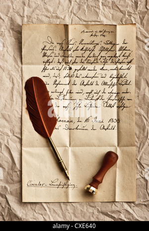 Lettre ancienne plume avec plume et cachet de cire. vintage background Banque D'Images