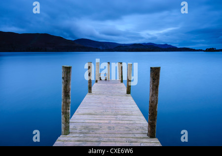 L'aube à Ashness Jetty, Barrow Bay, Derwent Water, près de Keswick, Parc National de Lake District, Cumbria, Angleterre