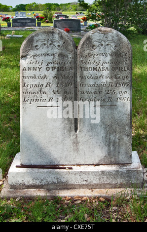 19e siècle, pierres tombales avec inscriptions au cimetière polonais à Panna Maria, au Texas, la plus ancienne colonie polonaise aux Etats-Unis Banque D'Images