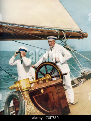 Le roi George V au volant de son yacht, Britannia, pendant la semaine de régate des Cowes, Angleterre, 1924. George V, 1865 – 1936. Roi du Royaume-Uni et des dominions britanniques, et empereur de l'Inde Banque D'Images